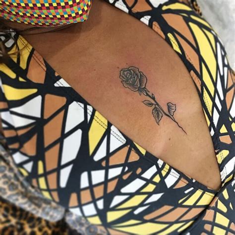 tatuagem no meio dos peitos|Tatuagem entre os seios: 50 ideias maravilhosas para você aderir